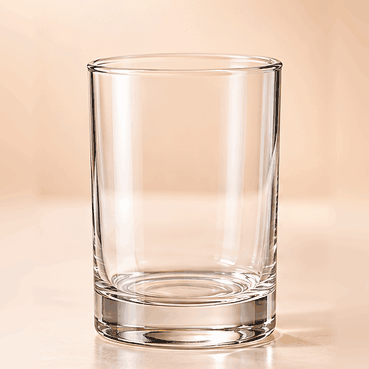 空玻璃杯快速滑順地倒入柳橙汁的循環 GIF 動畫